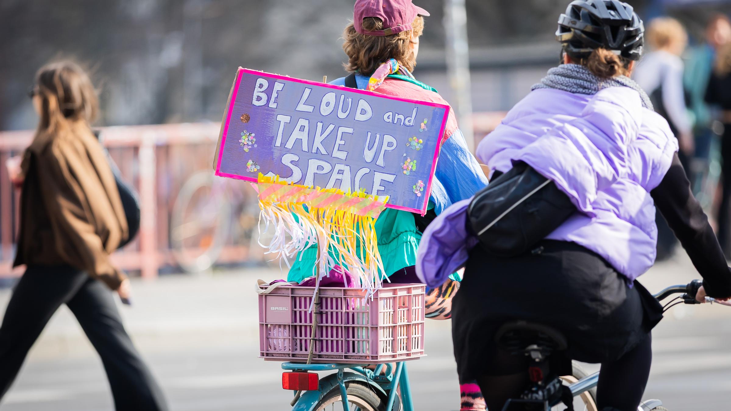 «Be loud and take up space» (sei laut und nimm Raum ein) steht bei der feministischen Frauen-Fahrrad-Demonstration «Purple Ride» anlässlich des Internationalen Frauentags auf einem Schild.
