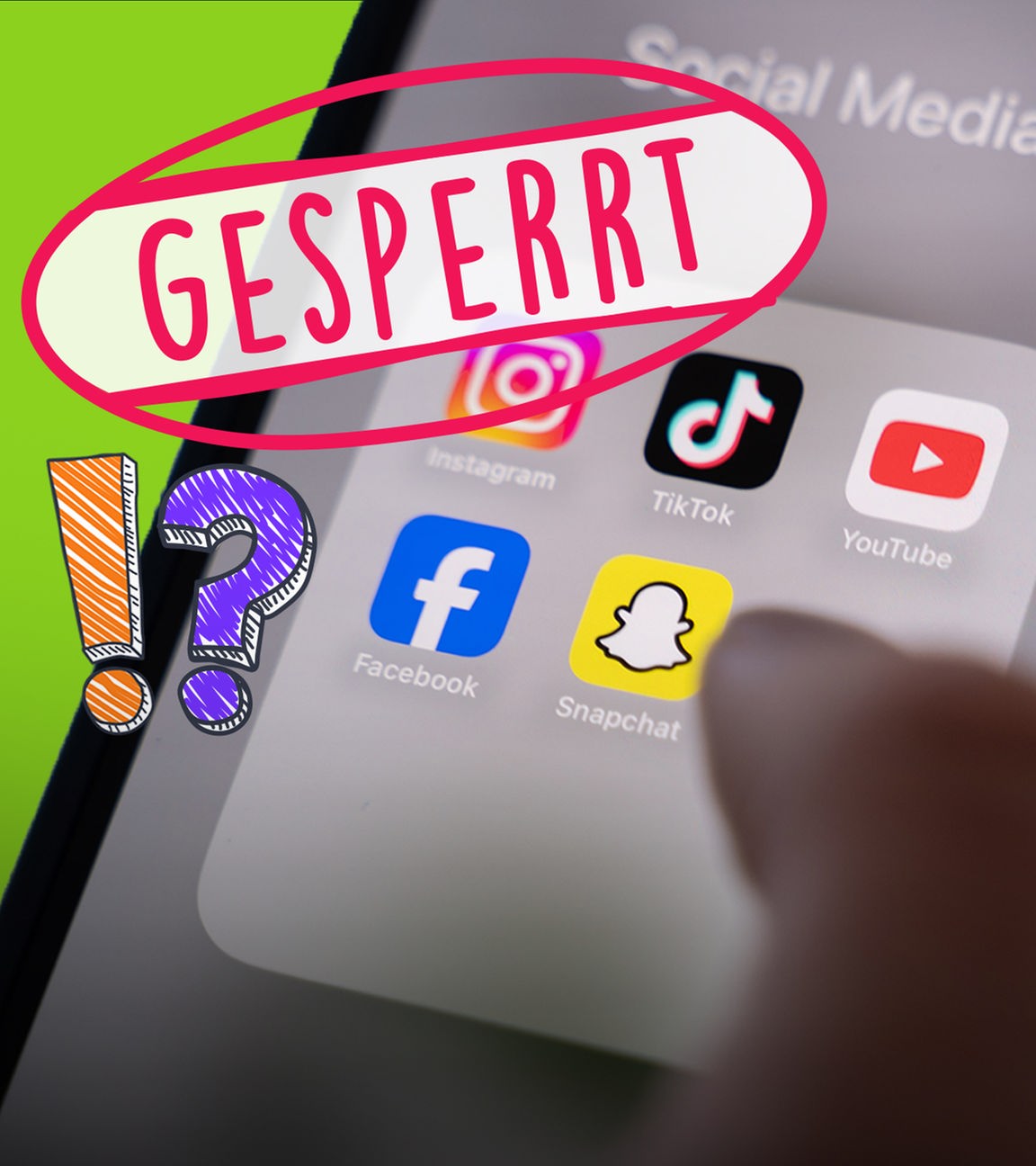 Hand an Smartphone mit Social Media Apps, daneben Schrift "gesperrt" und Ausrufe- und Fragezeichen