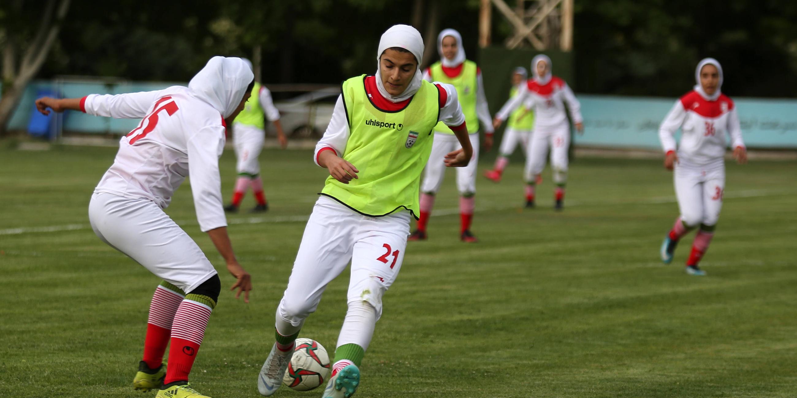 Im Iran gibt es zwar ein Frauenfußball-Team – allerdings sind die Kleidungsvorschriften sehr streng, ein Gesetz verbietet es zum Beispiel ohne Kopftuch Fußball zu spielen. 