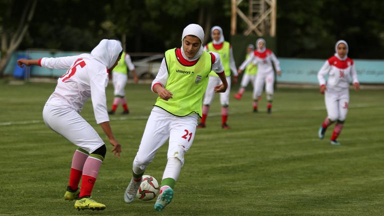 Im Iran gibt es zwar ein Frauenfußball-Team – allerdings sind die Kleidungsvorschriften sehr streng, ein Gesetz verbietet es zum Beispiel ohne Kopftuch Fußball zu spielen. 