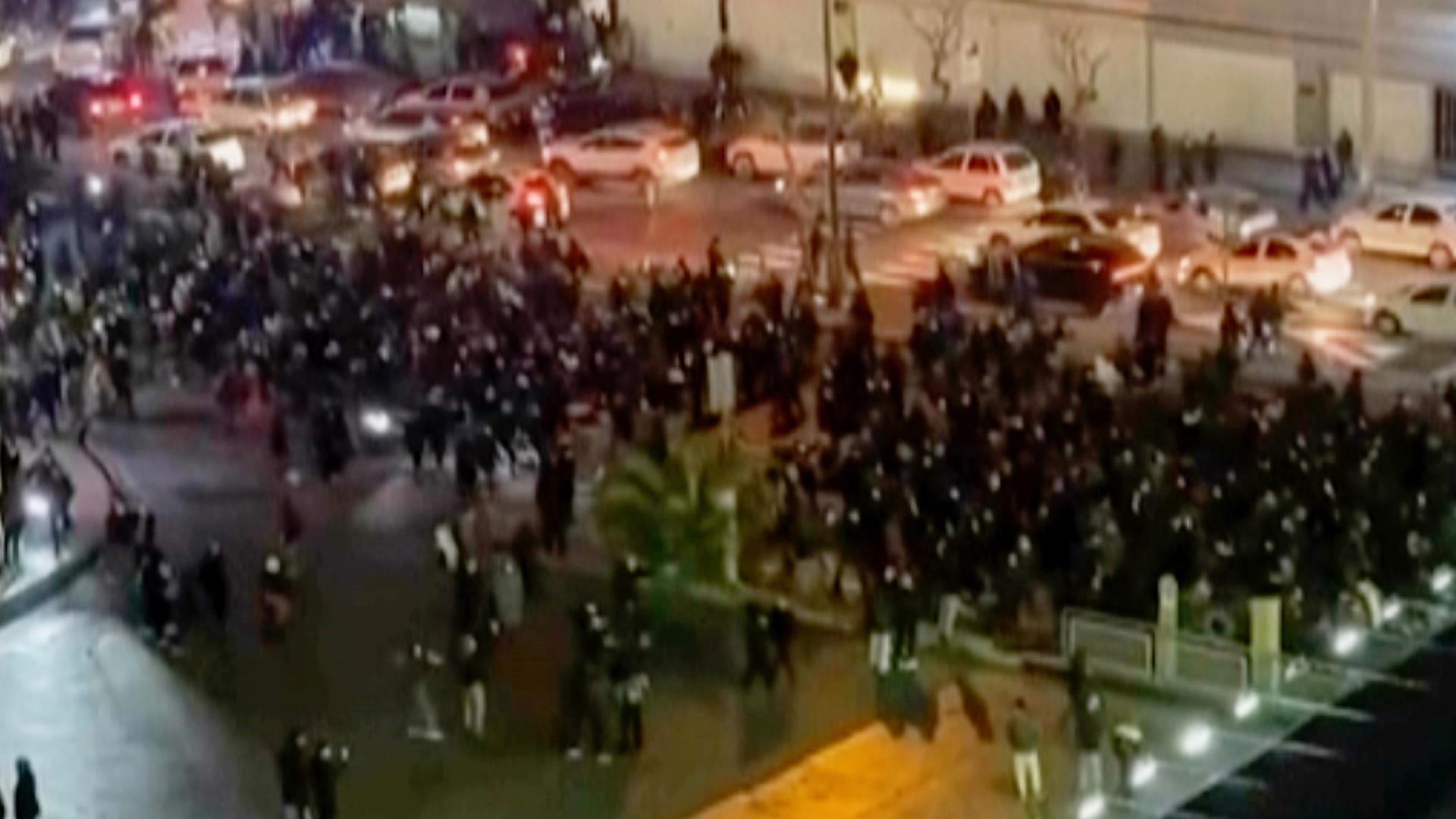 Menschen blockieren während eines Protests eine Straßenkreuzung in Teheran, Iran, am Donnerstag, 8. Januar 2026.