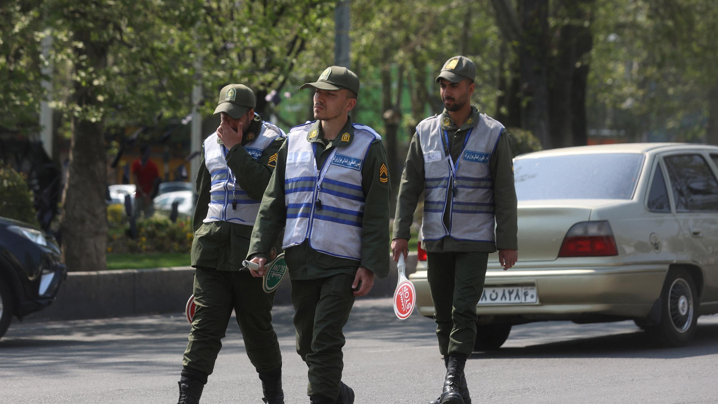Im Iran versucht die politische und geistliche Führung mit allen Mitteln die Proteste zu ersticken. Den Kopftuchzwang soll die Polizei jetzt per Videoüberwachung durchsetzen.