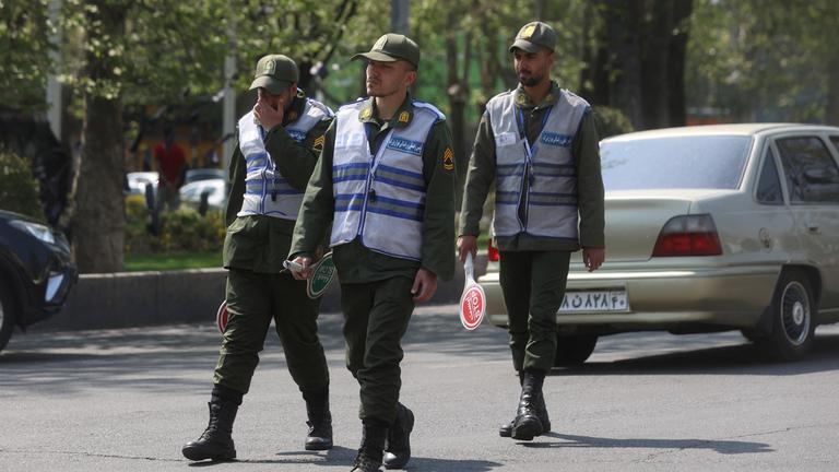 Im Iran versucht die politische und geistliche Führung mit allen Mitteln die Proteste zu ersticken. Den Kopftuchzwang soll die Polizei jetzt per Videoüberwachung durchsetzen.