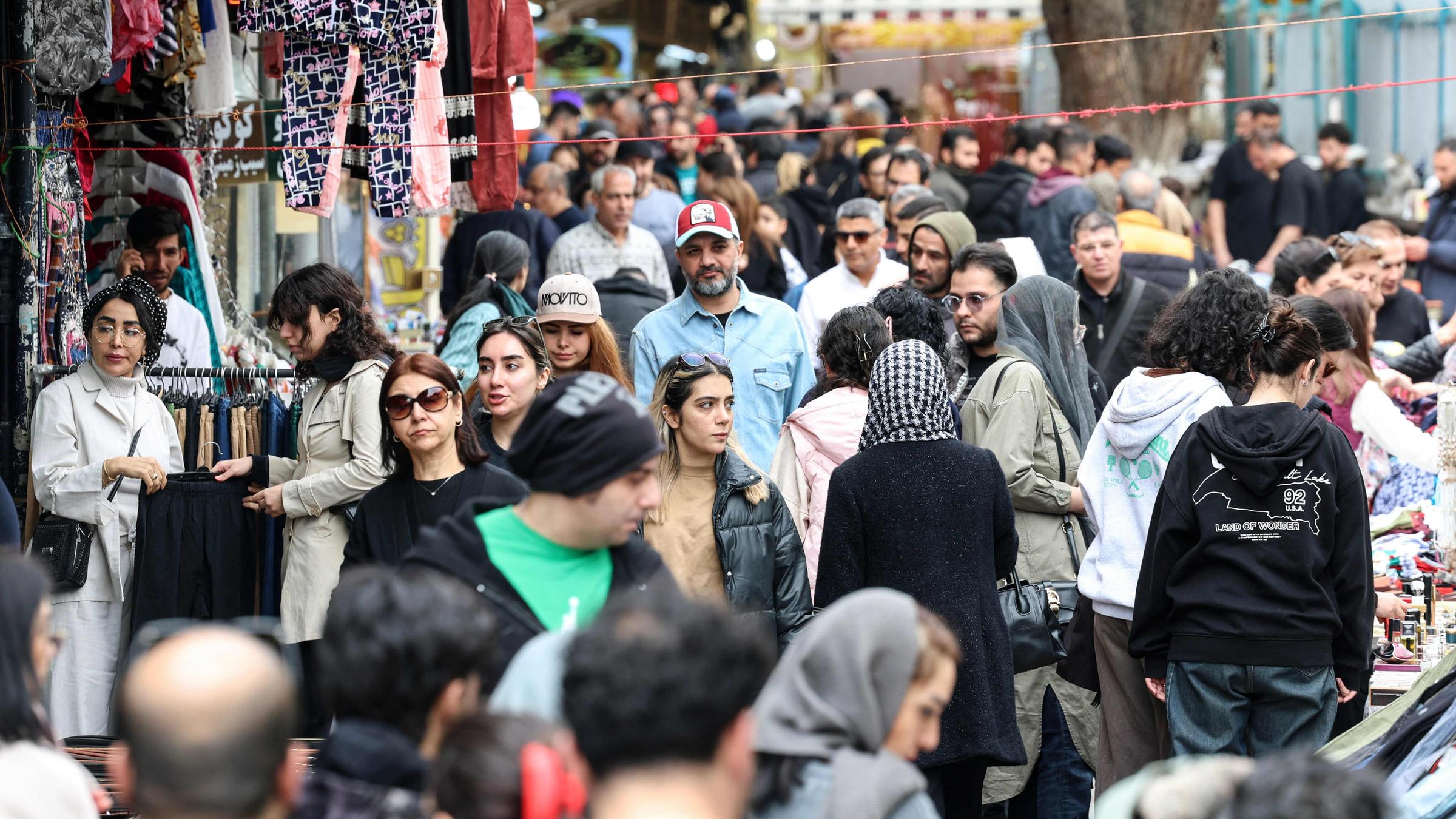 Volle Fußgängerzone in Teheran