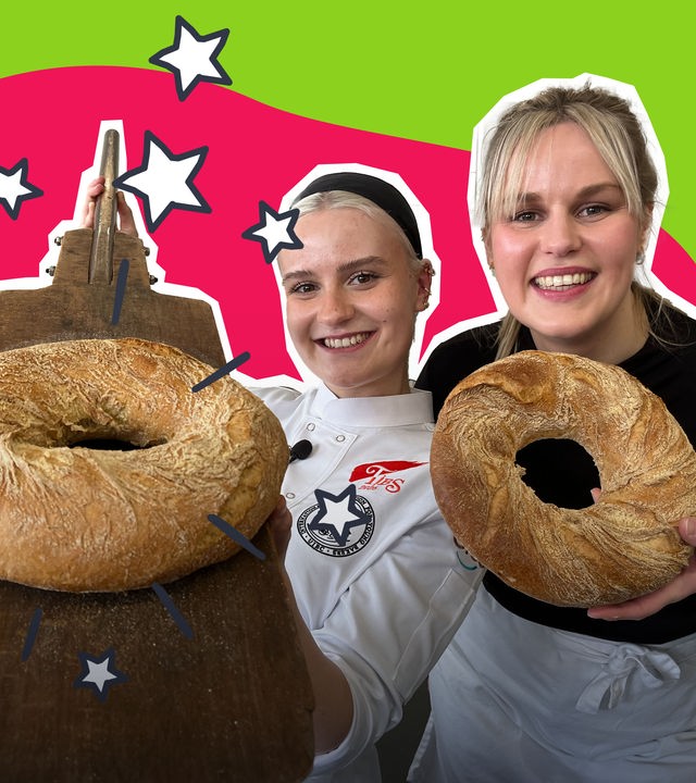 Reporterin Isabelle beim Brot backen mit Bäckerin Lilly