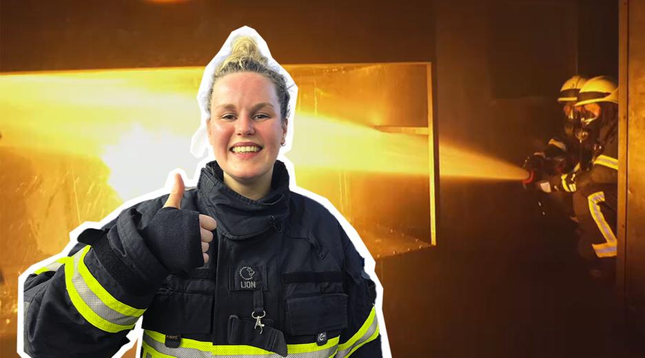 Isabelle in Feuerwehrkleidung mit Daumen hoch, im Hintergrund löschen Feuerwehrleute einen Brand.