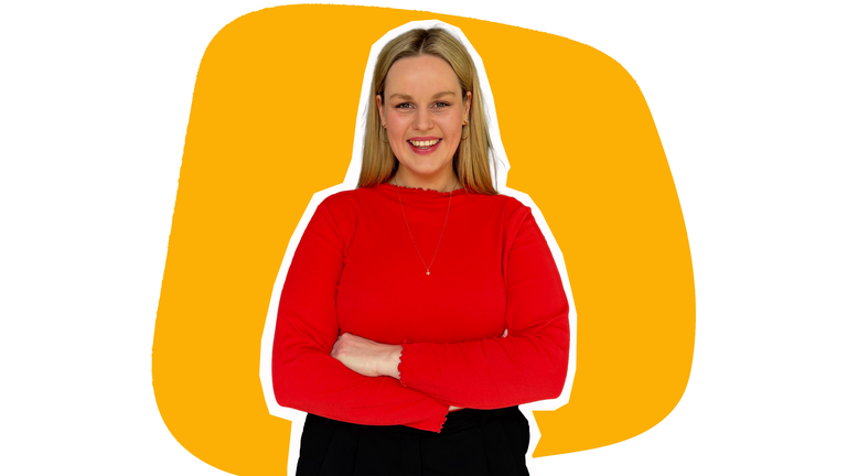 Reporterin Isabelle vor buntem logo!-Hintergrund.