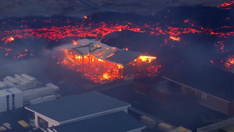 Dieses Videostandbild zeigt die Folgen des Vulkanausbruchs in Grindavik