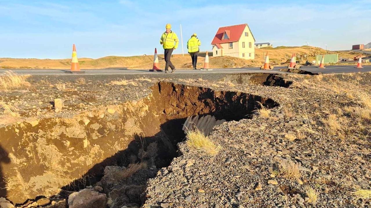 Eine aufgebrochene Straße - im Hintergrund ein kleines alleinstehendes Haus.