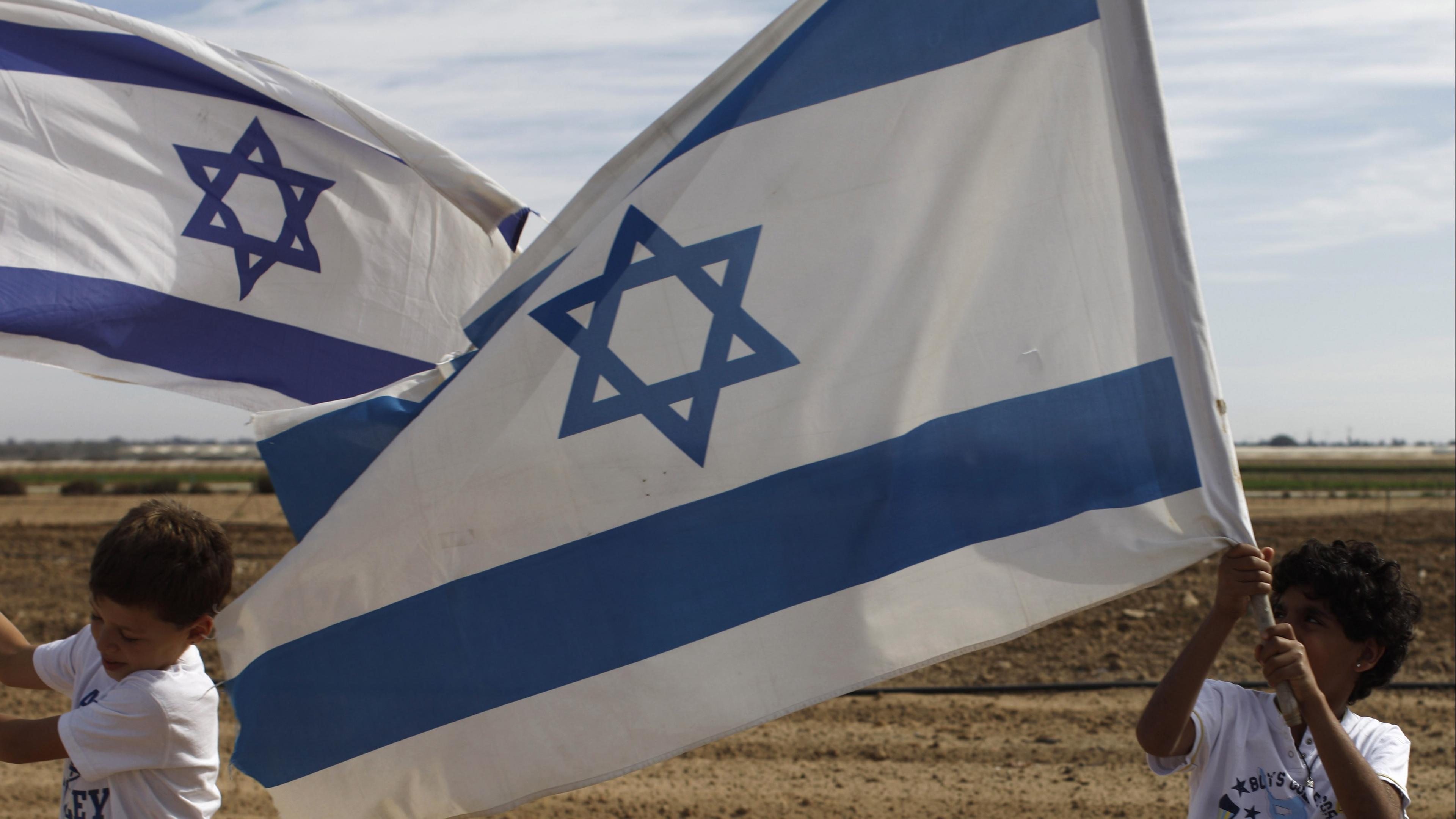 Jungen mit Israel-Fahnen
