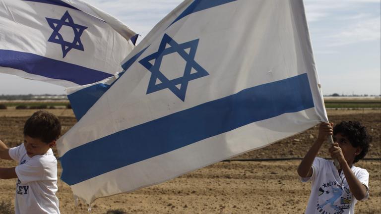 Jungen mit Israel-Fahnen
