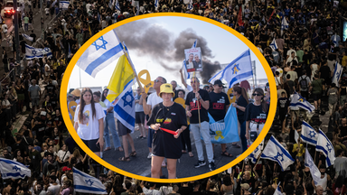 Große Masse Menschen Protestierender, junge Frau mit Plakat und israelischer Flagge