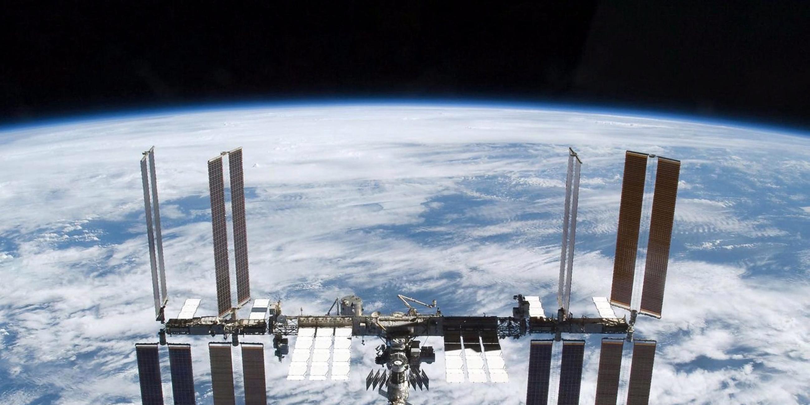 Die internationale Raumstation ISS schwebt über der Erde.