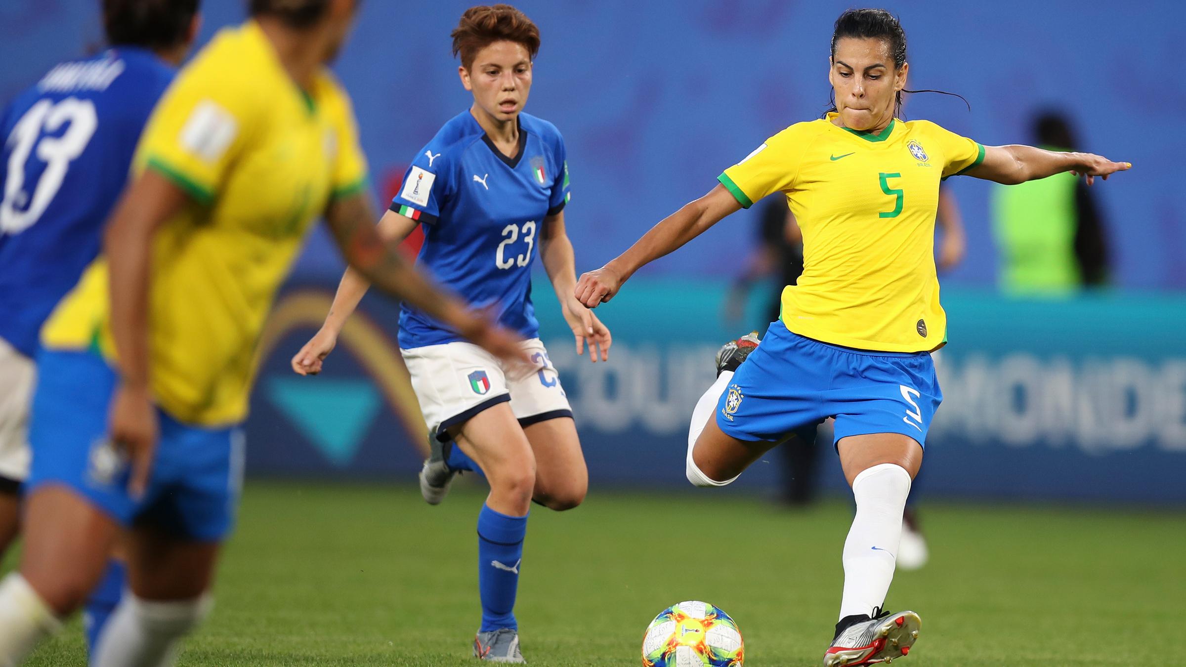 Brasilien Thaisa (r) in Aktion mit Italiens Manuela Giugliano (2.v.r.)