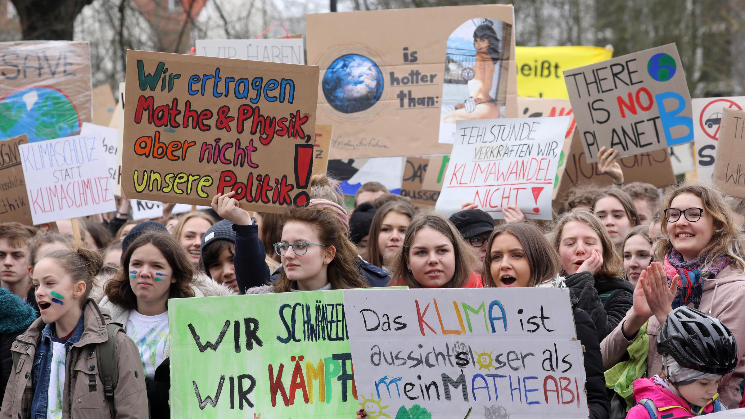 Schüler und Schülerinnen mit Plakaten bei einer Klima-Demonstration. 