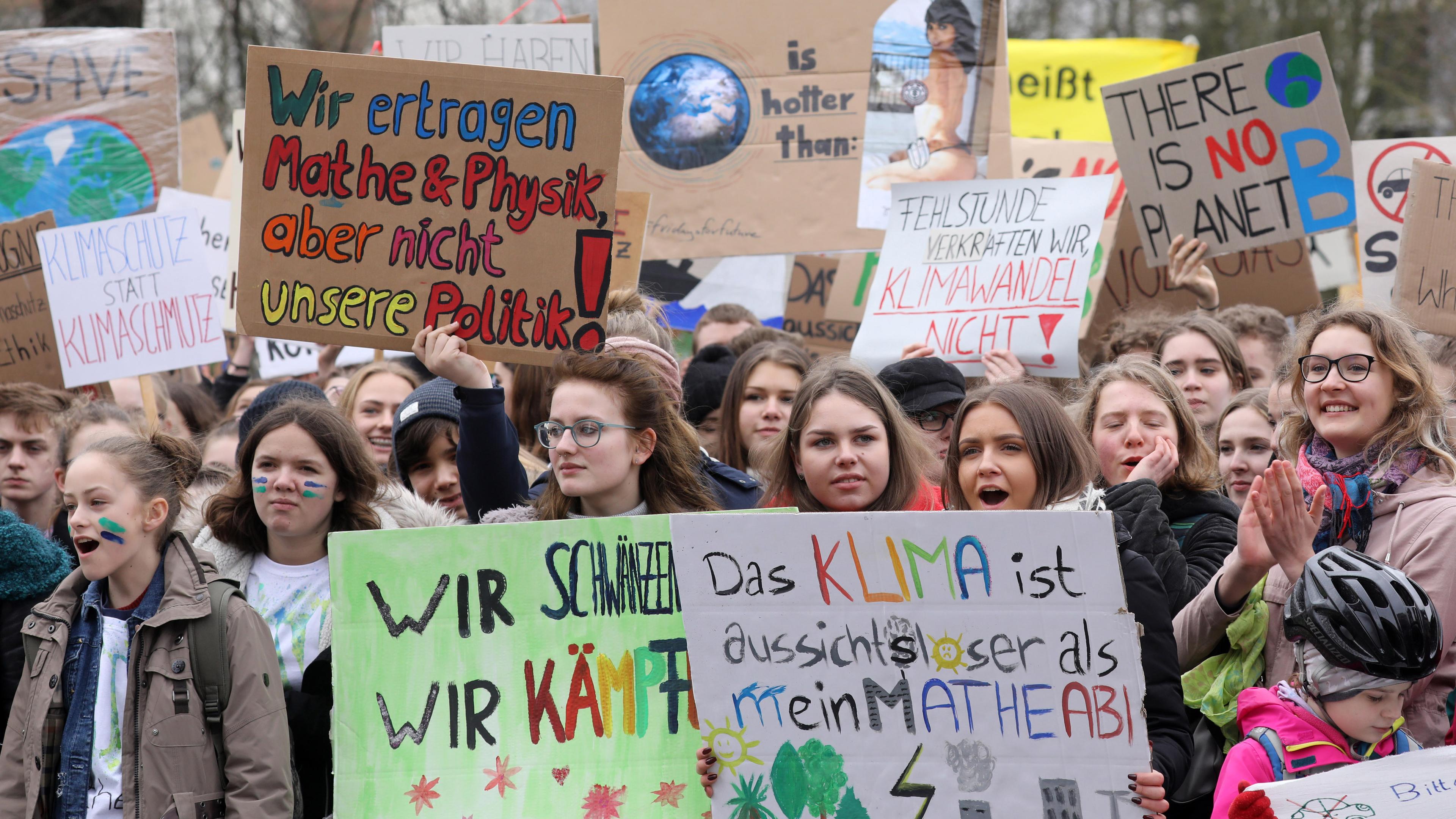 Schüler und Schülerinnen mit Plakaten bei einer Klima-Demonstration. 