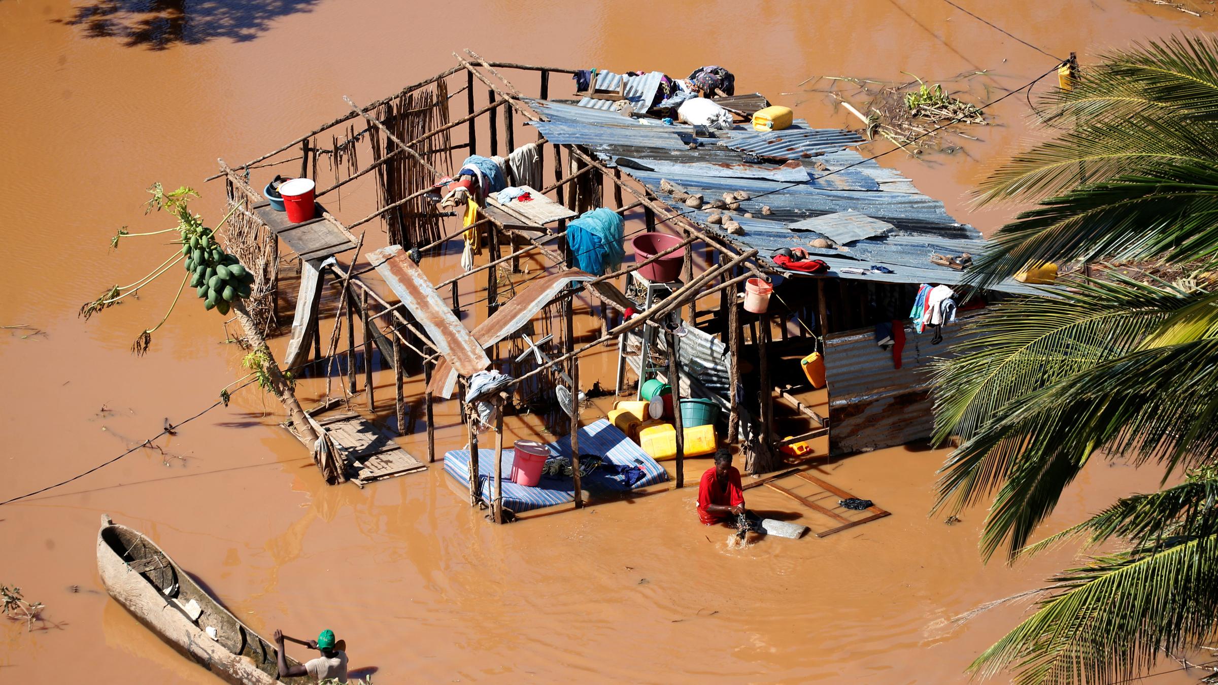 Ein Haus steht unter Wasser. 
