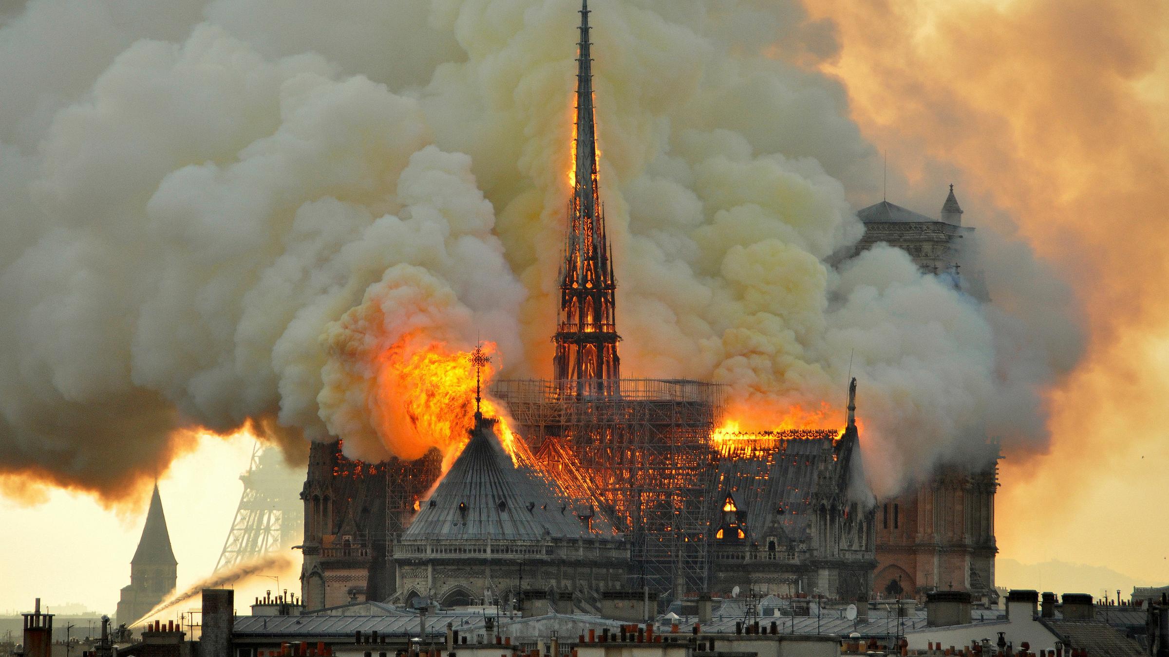 Rauch und Flammen beim Brand der Kathedrale Notre Dame. 