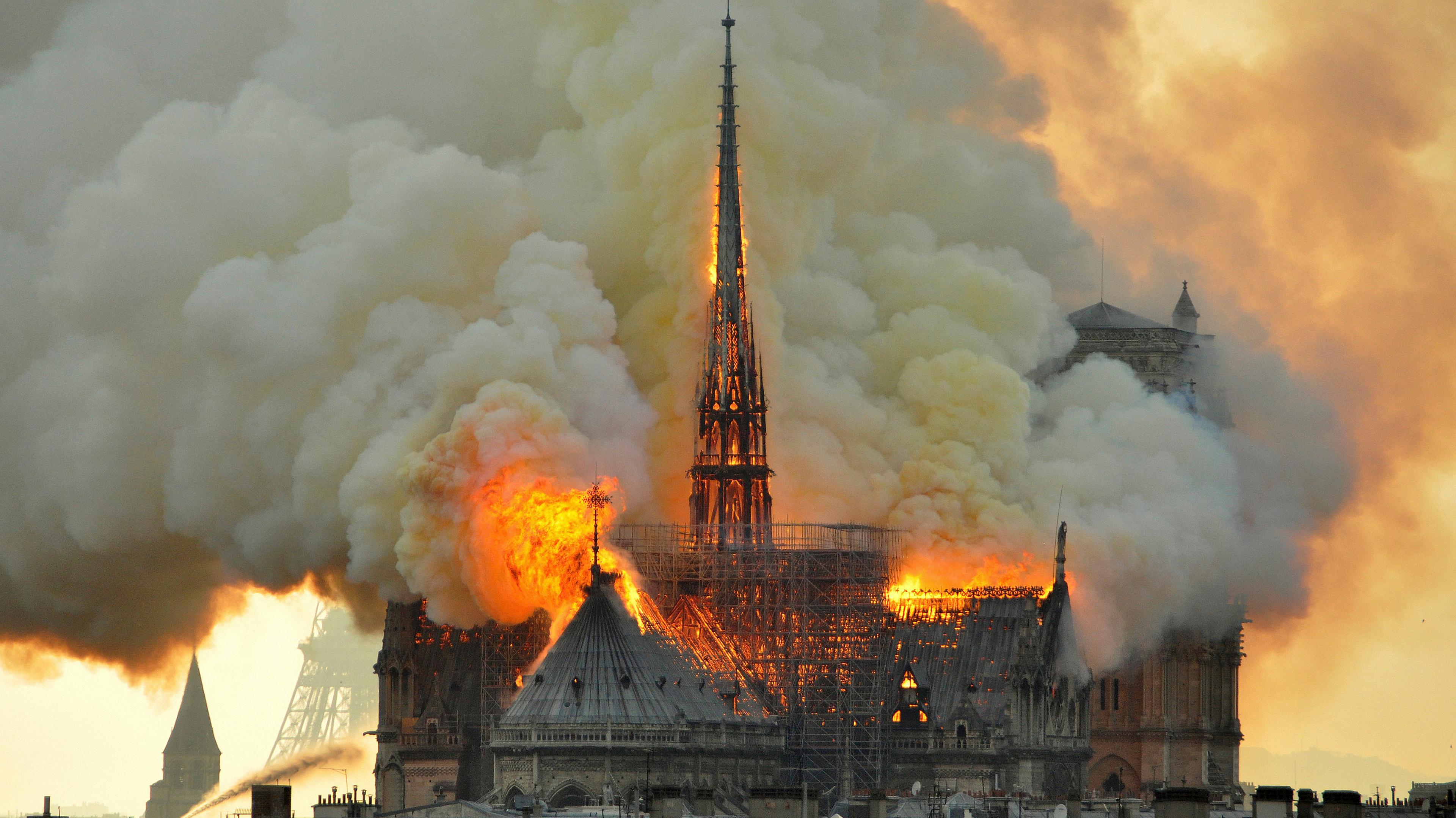 Rauch und Flammen beim Brand der Kathedrale Notre Dame. 