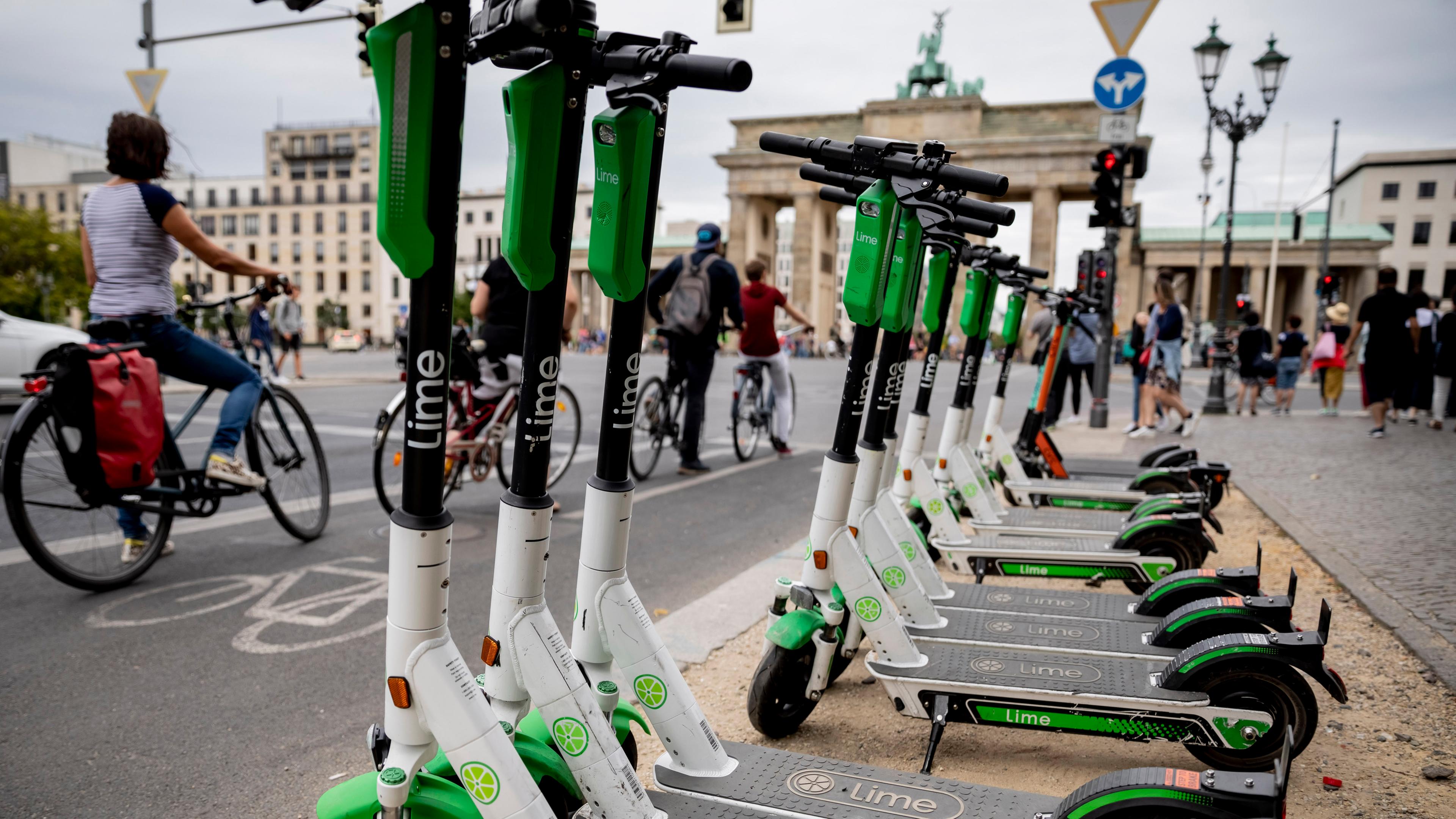E-Scooter stehen am Brandenburger Tor in Berlin. 