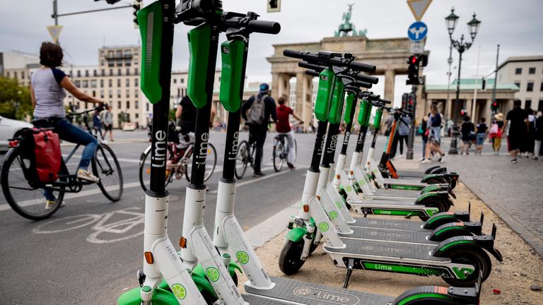 E-Scooter stehen am Brandenburger Tor in Berlin. 