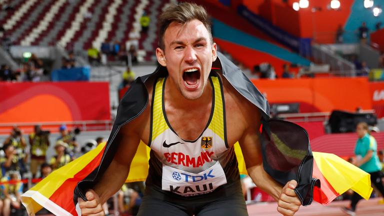 Niklas Kaul jubelt mit einer Deutschlandfahne. 