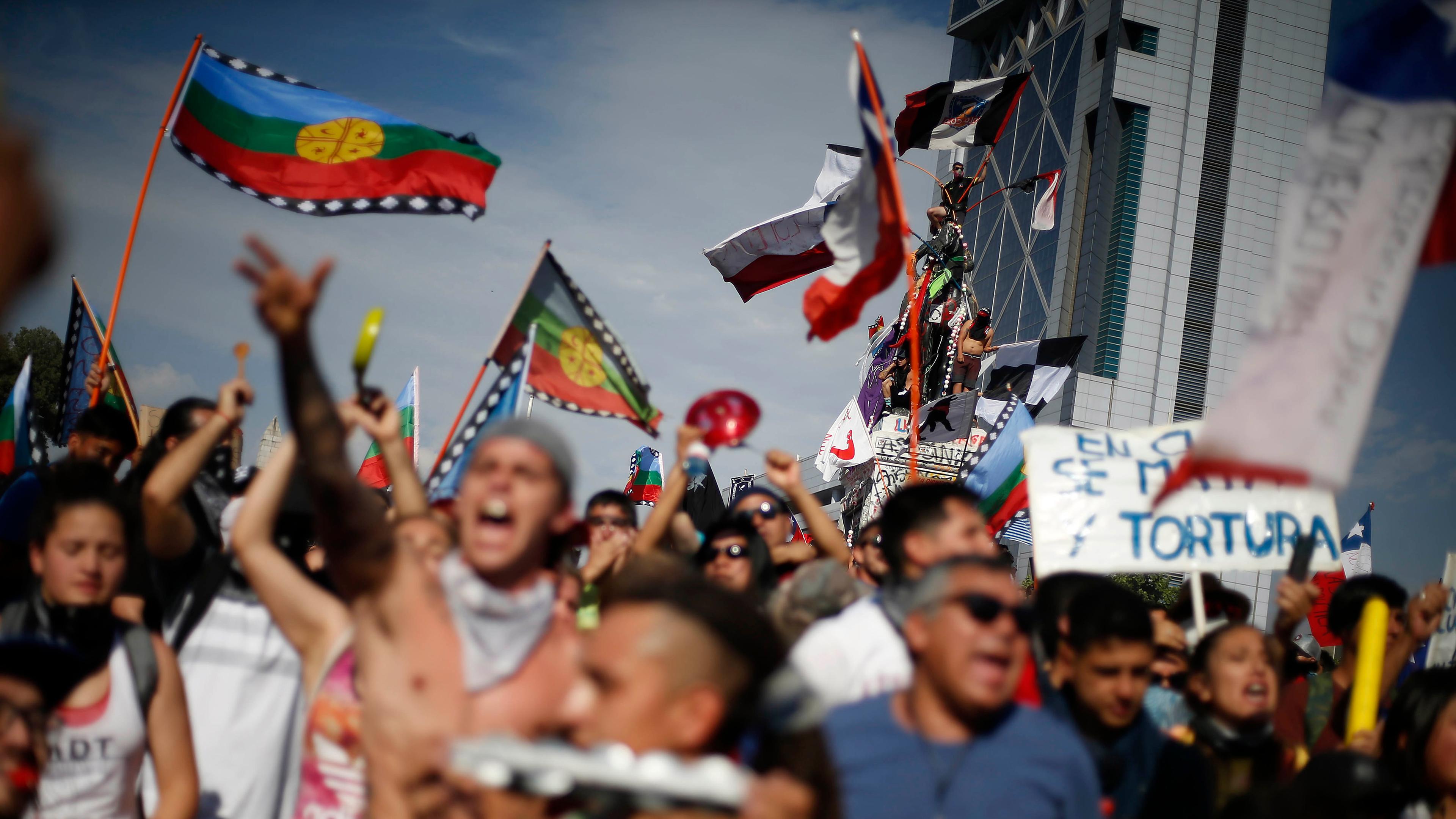 Menschen demonstrieren auf den Straßen in Chile. 