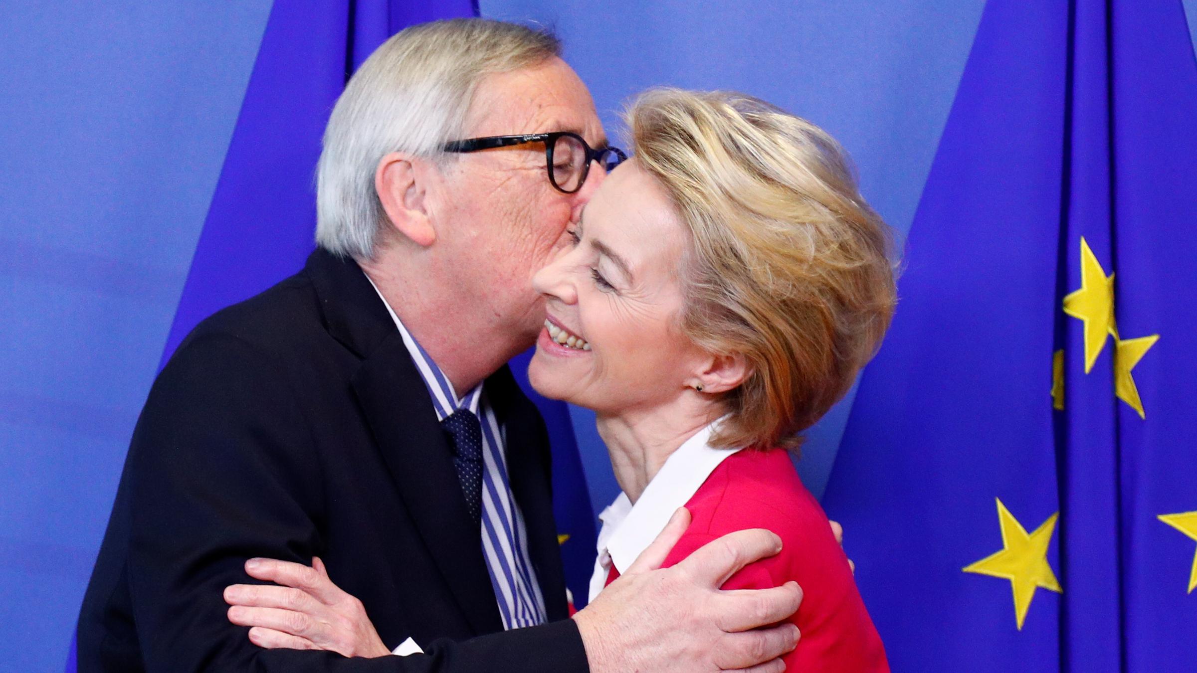 Ursula von der Leyen bekommt ein Küsschen von Jean-Claude Juncker. 