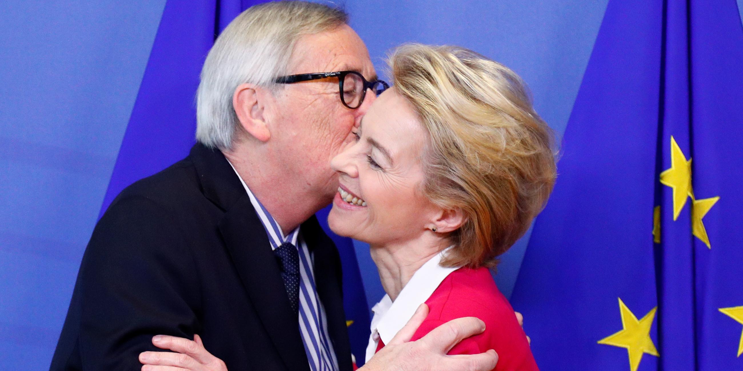 Ursula von der Leyen bekommt ein Küsschen von Jean-Claude Juncker. 