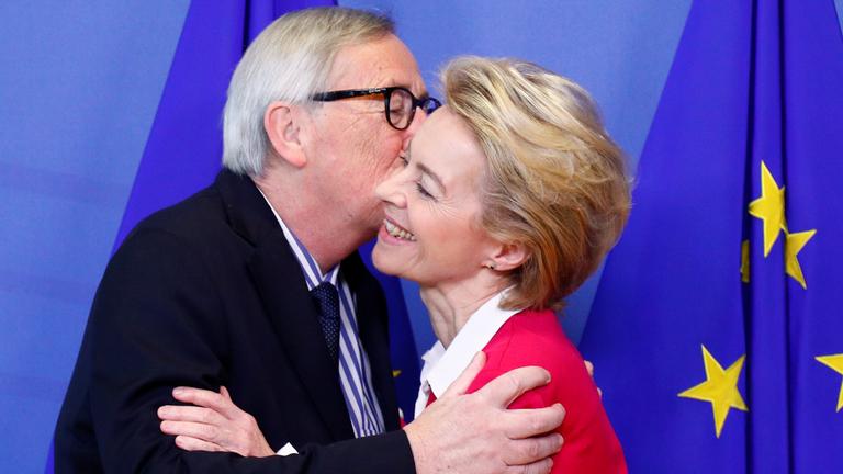 Ursula von der Leyen bekommt ein Küsschen von Jean-Claude Juncker. 