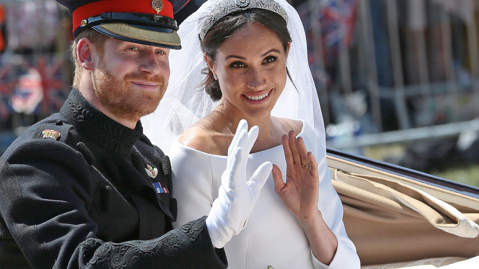 grossbritannien, harry von und seine frau meghan sitzen in kutsche nach ihrer hochzeit - 2018