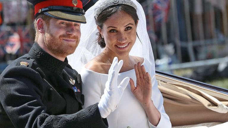 grossbritannien, harry von und seine frau meghan sitzen in kutsche nach ihrer hochzeit - 2018