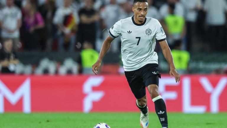 Jamie Leweling im Trikot der Nationalmannschaft beim Spiel Deutschland - Nordirland. 