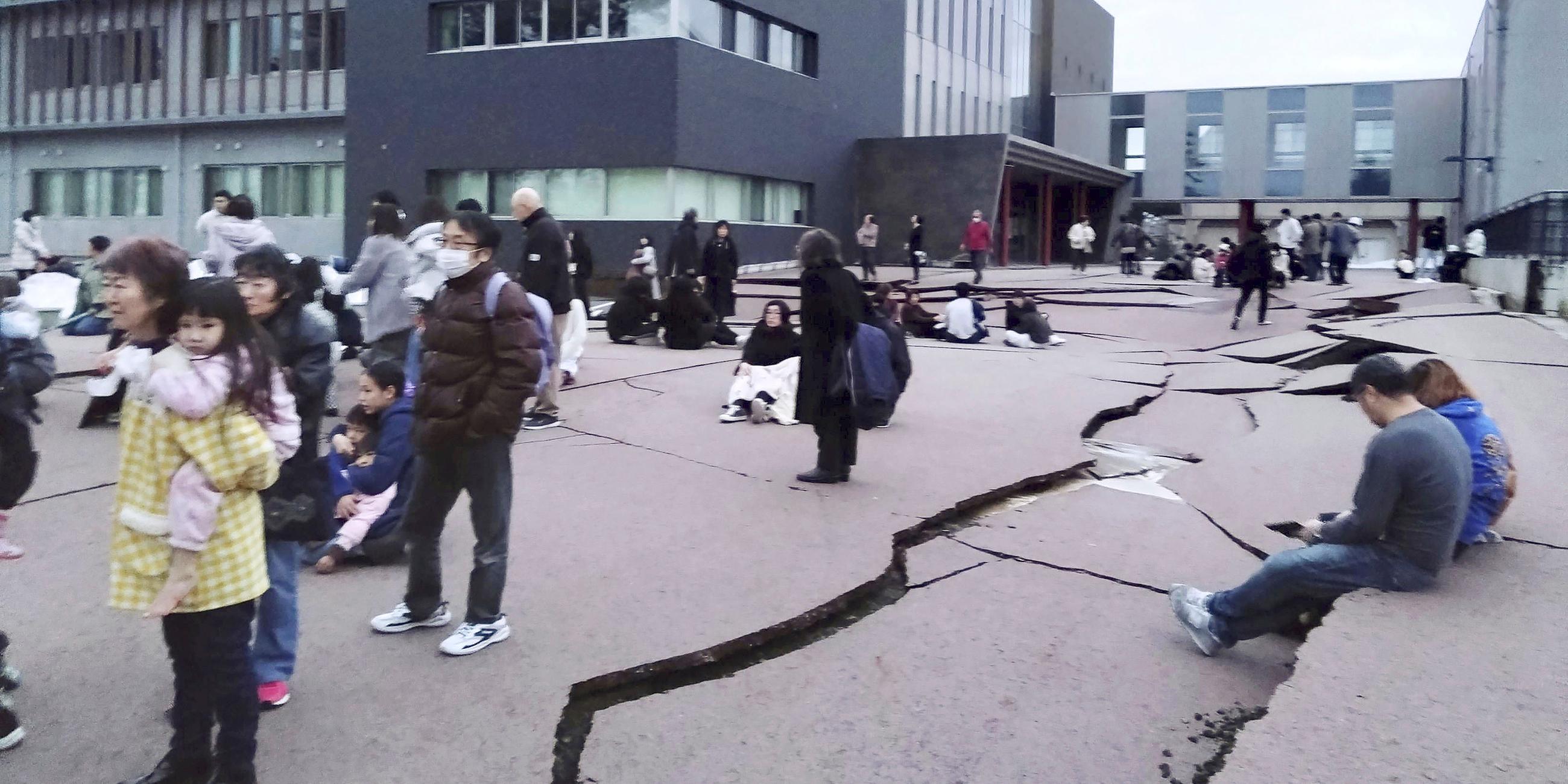 Risse und Verwerfungen im Asphalt in Wajima nach Erdbeben in Japan