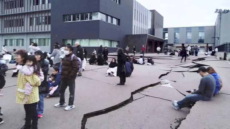 Risse und Verwerfungen im Asphalt in Wajima nach Erdbeben in Japan