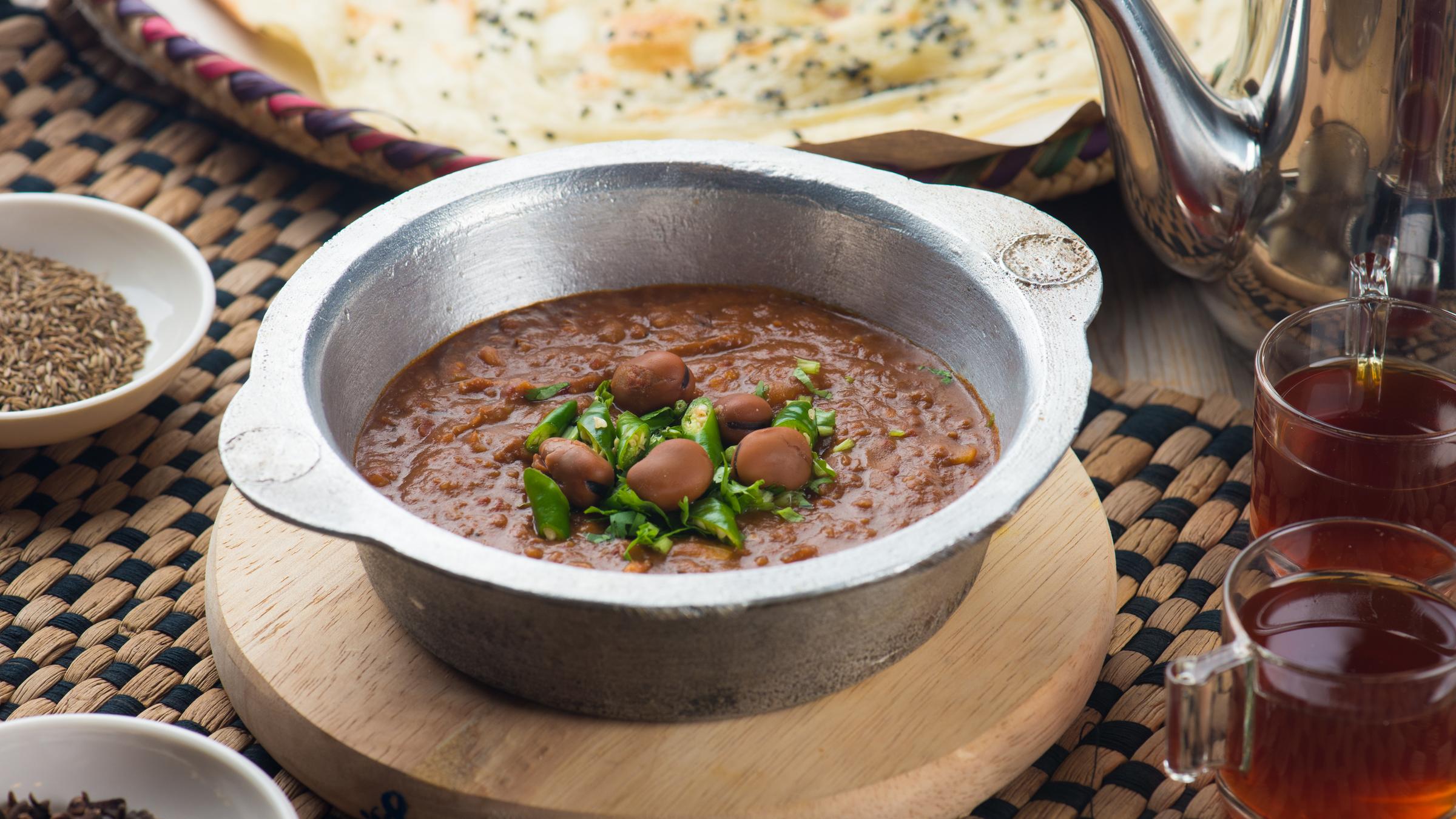 Bohnen-Saltah mit Tee und Brot