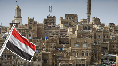 Altstadt von Sanaa mit jemenitischer Flagge