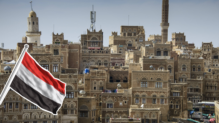 Altstadt von Sanaa mit jemenitischer Flagge