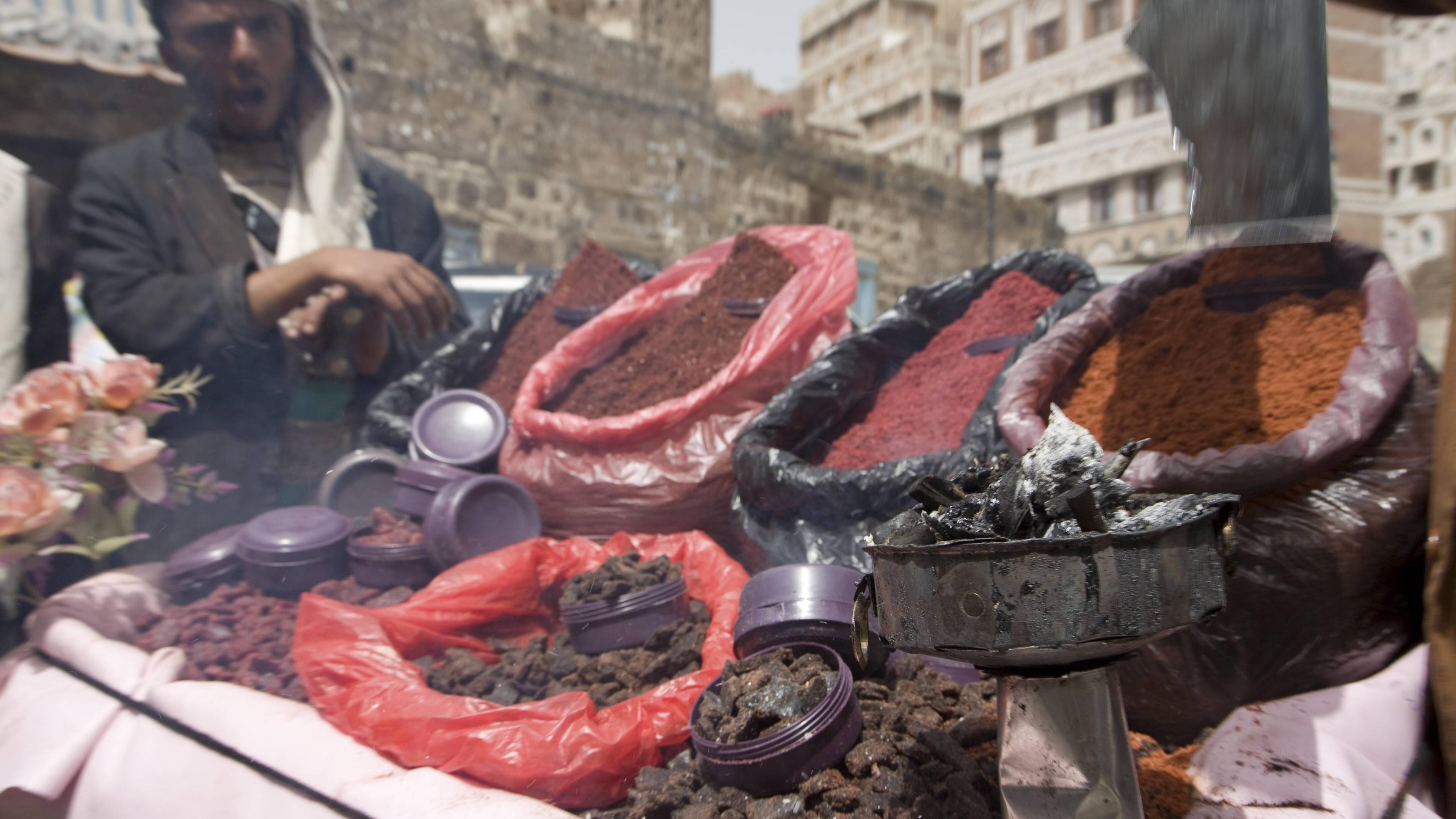 Schalen mit Weihrauch auf dem Bazar von Al Mukalla, Jemen