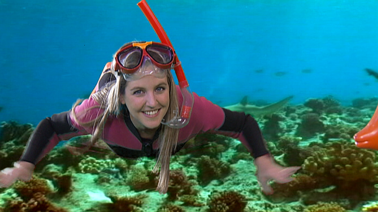 logo!-Moderatorin Jennie schwimmt mit Schnorchel und Taucherbrille unter Wasser 