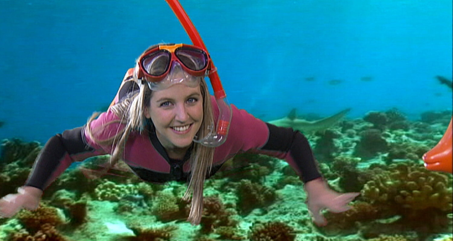 logo!-Moderatorin Jennie schwimmt mit Schnorchel und Taucherbrille unter Wasser 