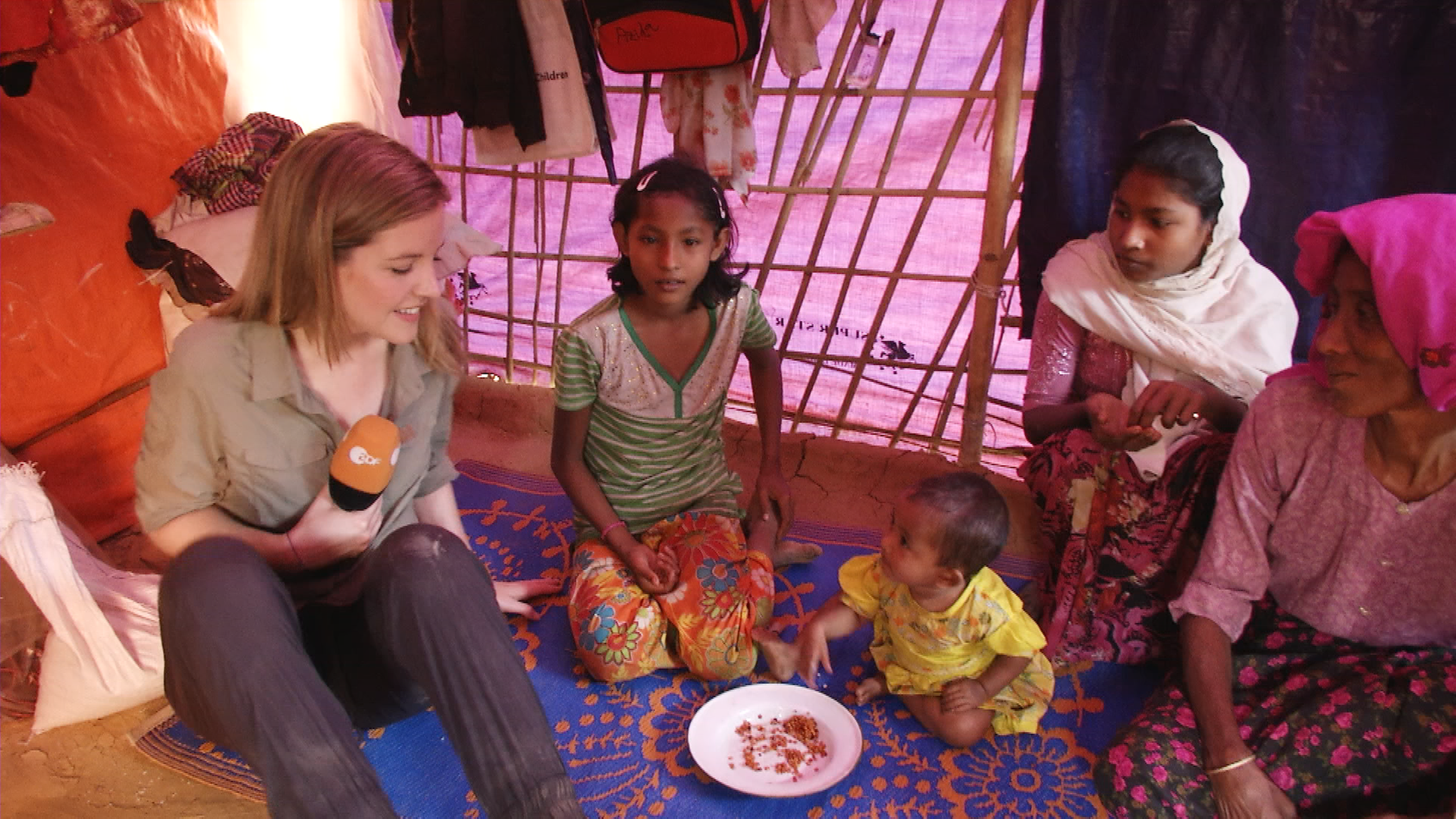 logo!-Moderatorin Jennie unterhält sich mit Kindern in Bangladesch