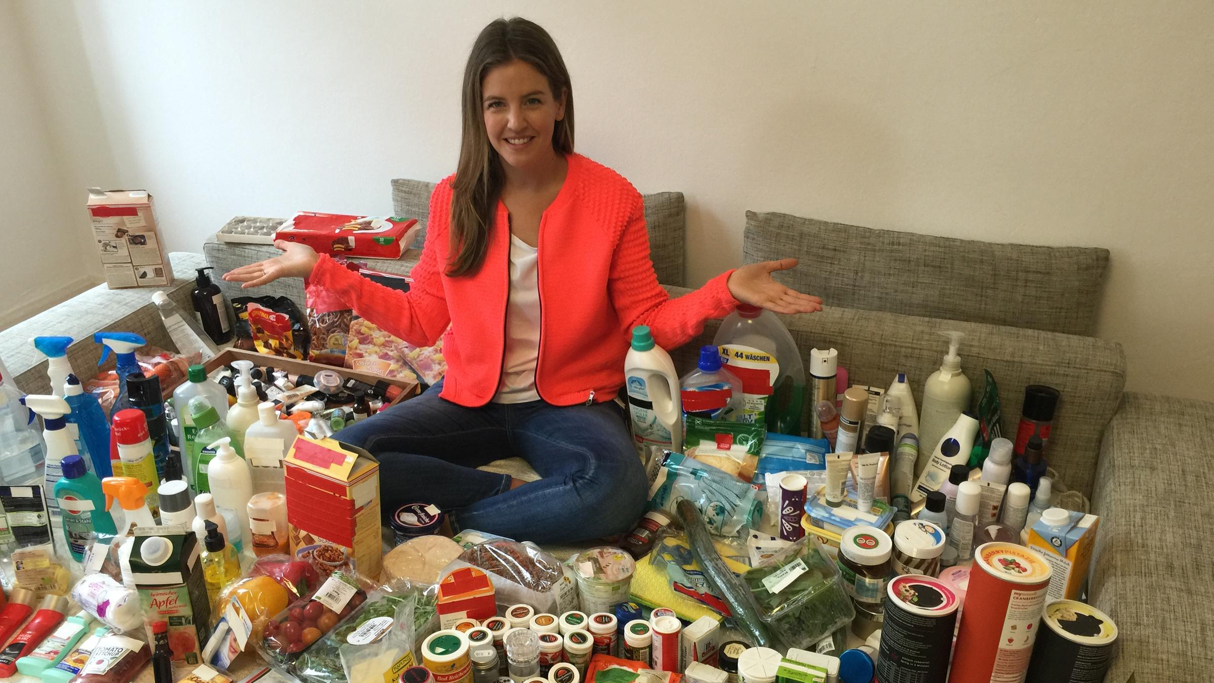 Jennie mit vielen Produkten, die in Plastik verpackt sind