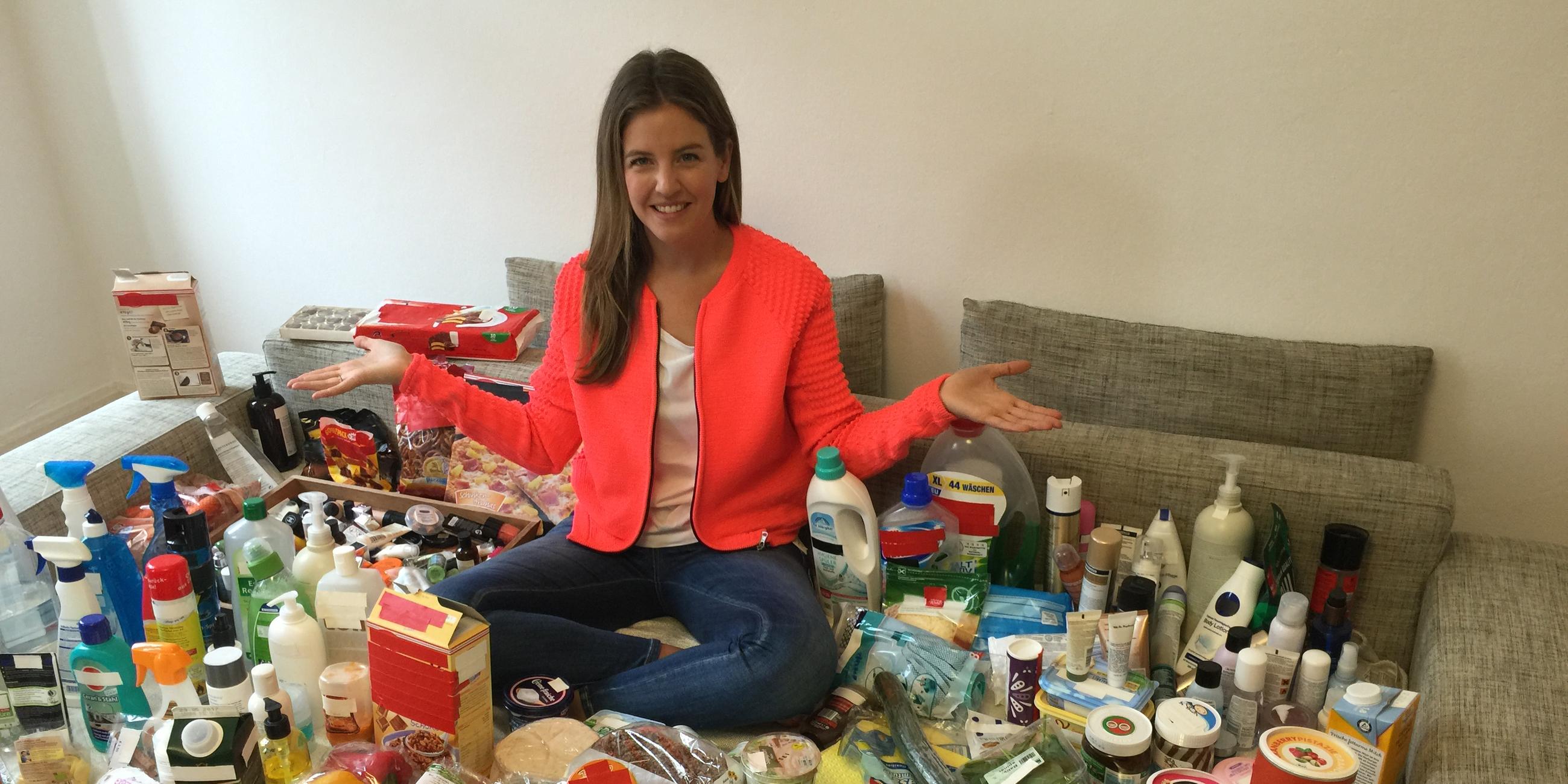 Jennie mit vielen Produkten, die in Plastik verpackt sind