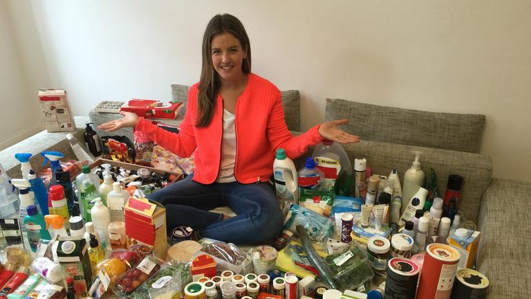 Jennie mit vielen Produkten, die in Plastik verpackt sind