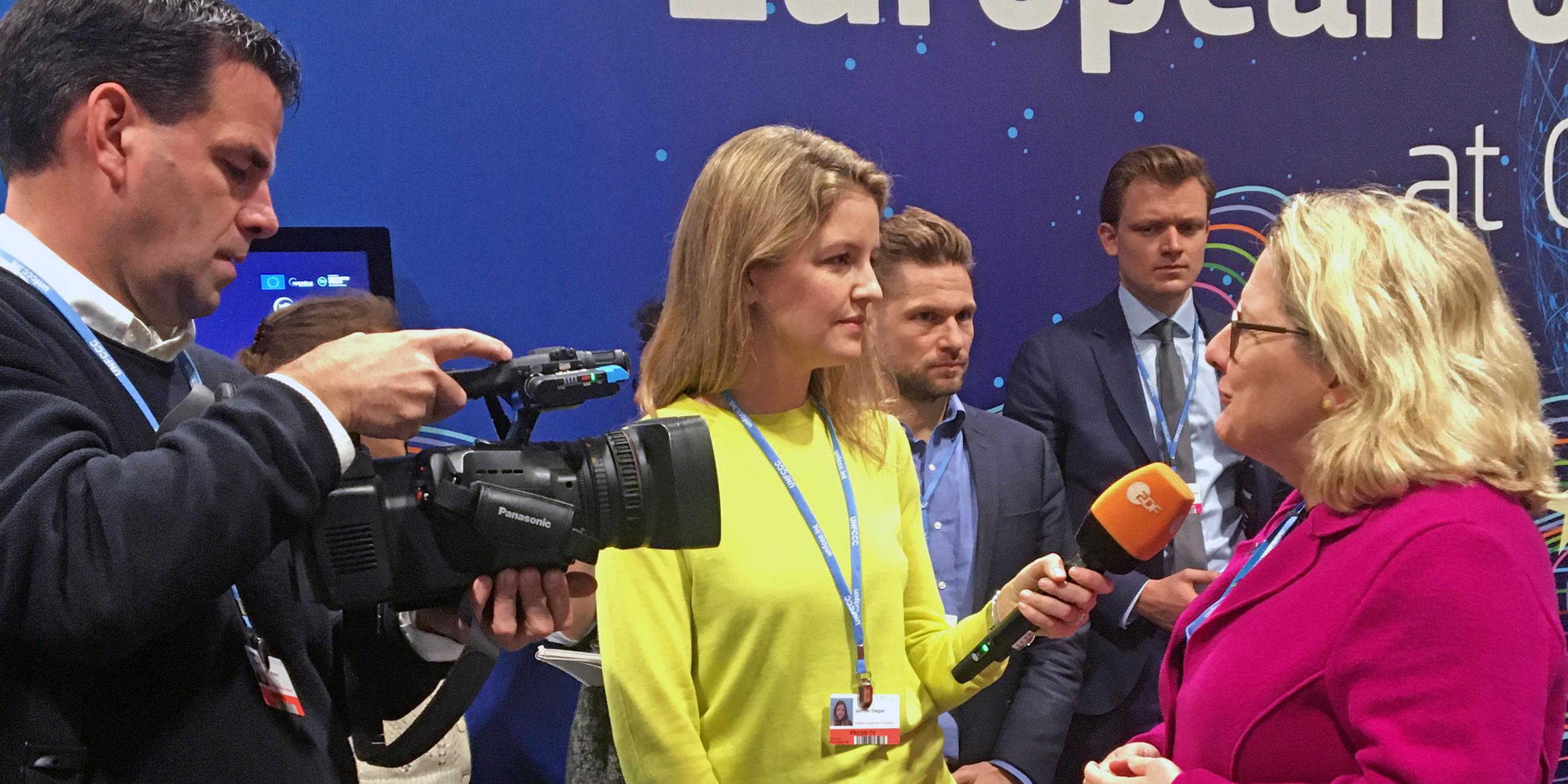 Jennie mit Umweltministerin Svenja Schulze