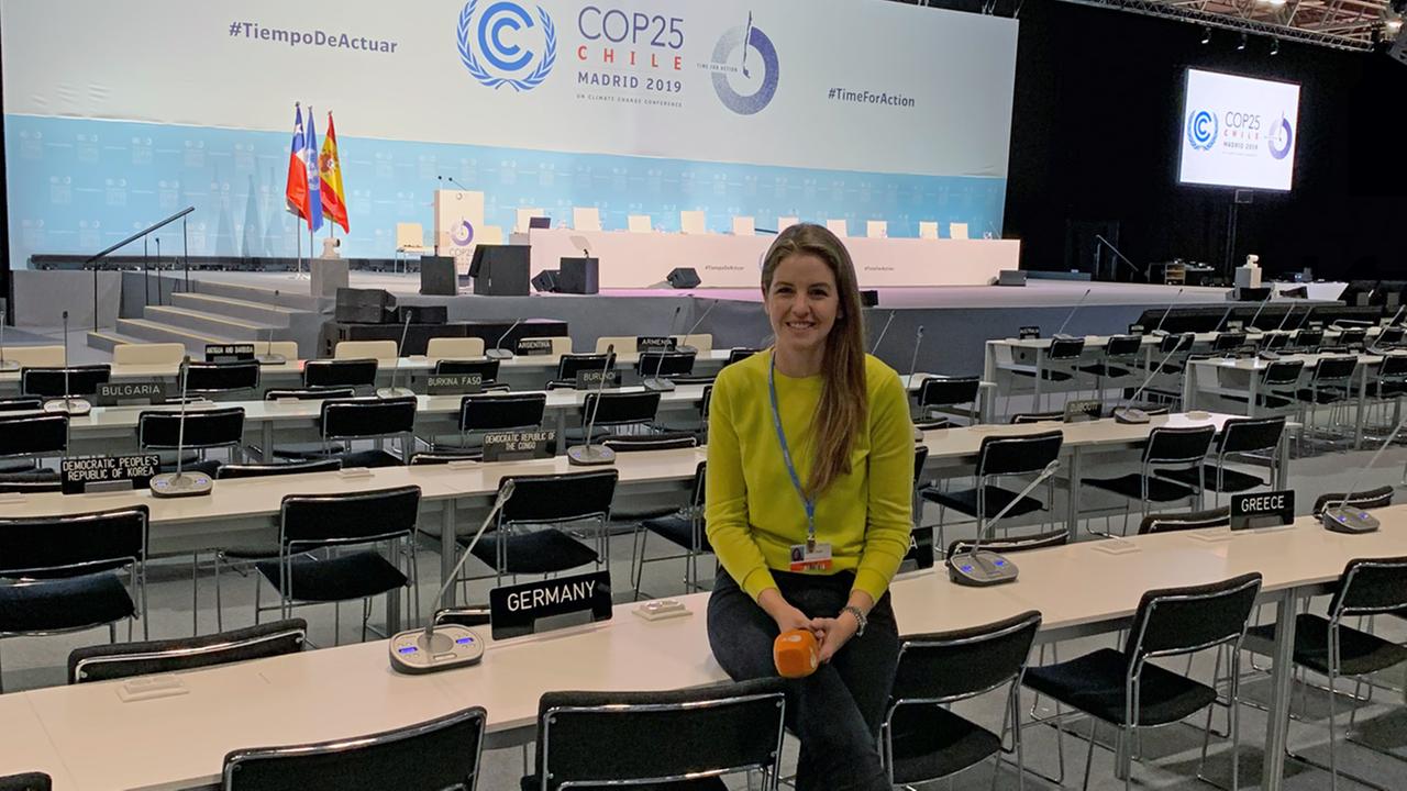 Jennie im Sitzungsraum der Klimakonferenz