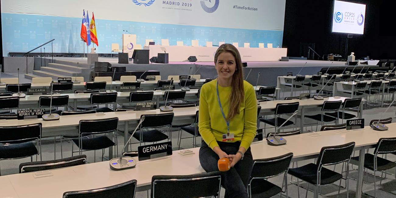 Jennie im Sitzungsraum der Klimakonferenz