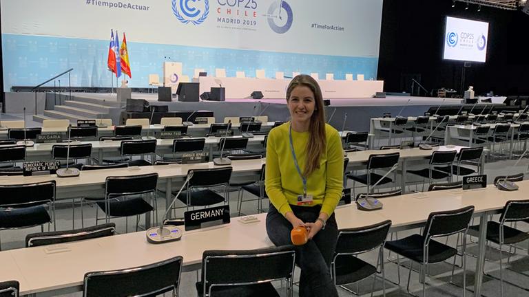Jennie im Sitzungsraum der Klimakonferenz