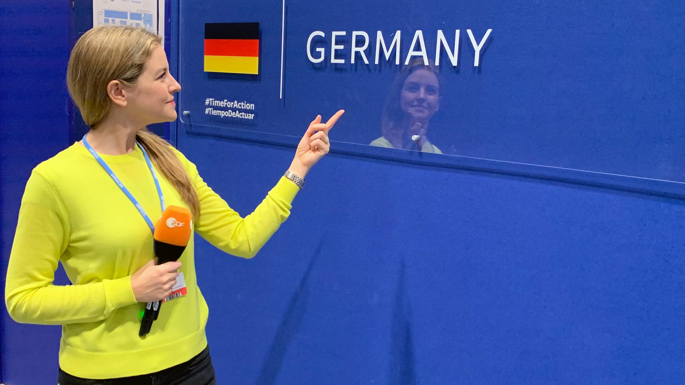 Jennie vor dem Büro der deutschen Delegation